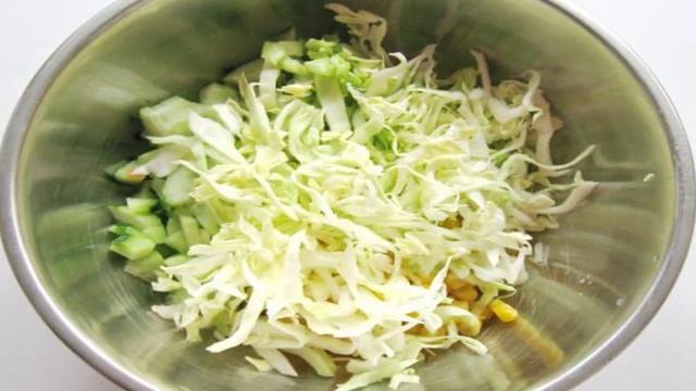Салат с ананасом, огурцом и луком