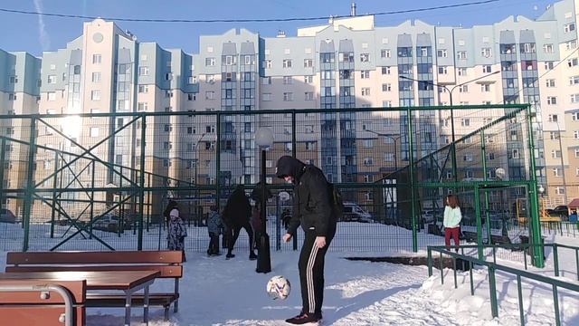 ⚽Чеканка мяча 2000 раз, на снегу -2°❄️ 8 апреля 2021 г., Салехард ул. Зои Космодемьянской, 69↩️