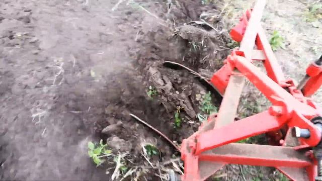 Трёх корпусной плуг и минитрактор 21лс