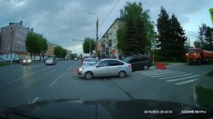 Провалился асфальт под автомобилем, а я там через день езжу