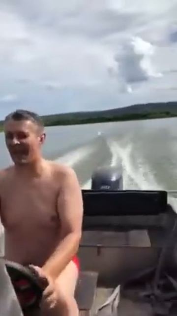 Мужики проверяют лодку с мотором перед рыбалкой. смотреть онлайн