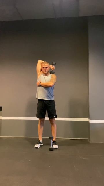 Разгибание на трицепс над головой с 1 гантелей смотреть онлайн