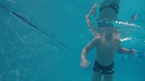 Как купаться осенью? Правила на воде