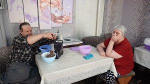 Трудимся вместе с мамой на кухне Совместное производство фарша с луком и капустой для пирожков