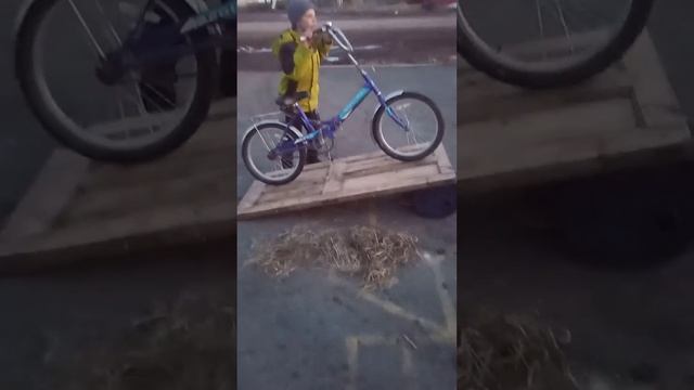Саша учит правильно ездить на велосипеде 😃👍 смотреть онлайн
