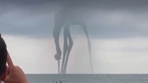 Смерч на море 🌊 🌊 🌊 я такой видел 👀 👀 первыеё своей жизни