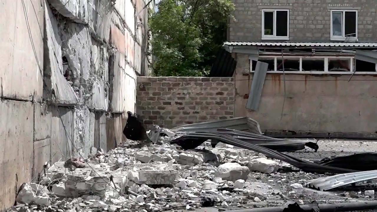 В Луганске ВСУ ударили по спасателям, которые приехали тушить пожар на гражданском предприятии