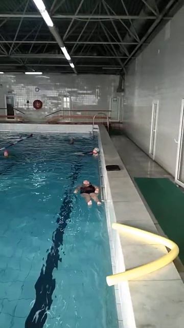 Риана Омск 2020ноябрь. Со своей бабушкой в .басейне смотреть онлайн