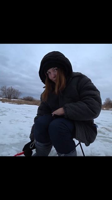🎣😅 Жена уверенно заявила: 'Тут рыбы нет!'  #рыбалка #зи