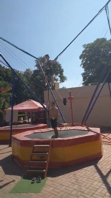 прыгаю на батутах в парке горького смотреть онлайн