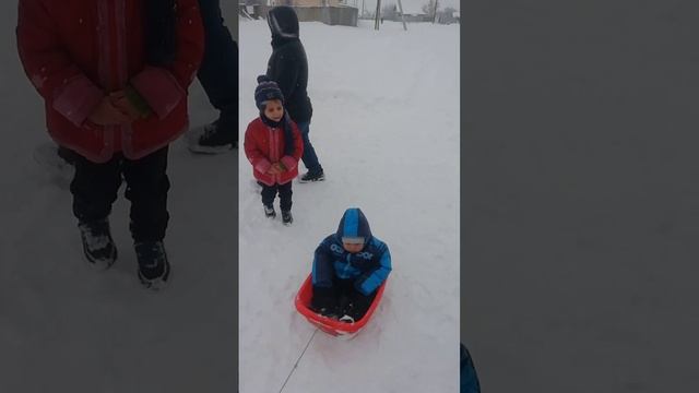 решили сходить на рыбалку а тут зима смотреть онлайн