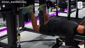 Обратный жим ногами в машине Смита или лягушка в смит