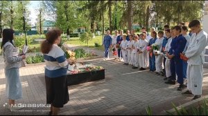 Возложение цветов  на  братскую могилу воинов, погибших в годы гражданской и Великой Отечеств