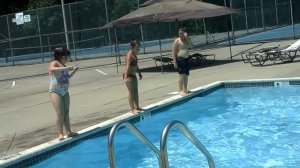 Купаются в бассейне с друзьями