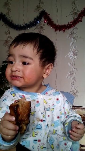 Малыш ест шашлык смотреть онлайн