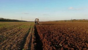 ПАХОТА МТЗ 82.1  с плугом Бомет 4/30, глубина 30+.  Видео архи