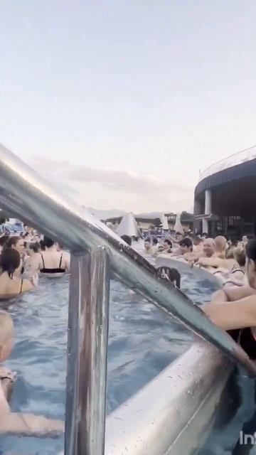 Сотни людей в горячей воде 😧😦#shorts смотреть онлайн