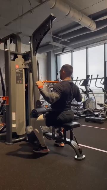 Вертикальная тяга к груди широким хватом смотреть онлайн