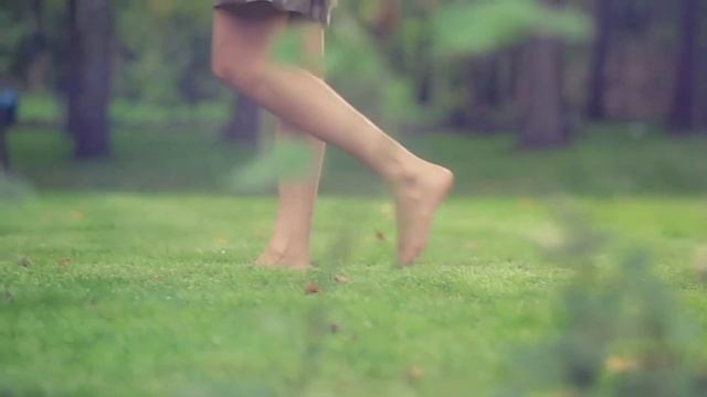 ЛЕТО-ОСЕНЬБОСЫЕ НОГИ Футаж вырезанный