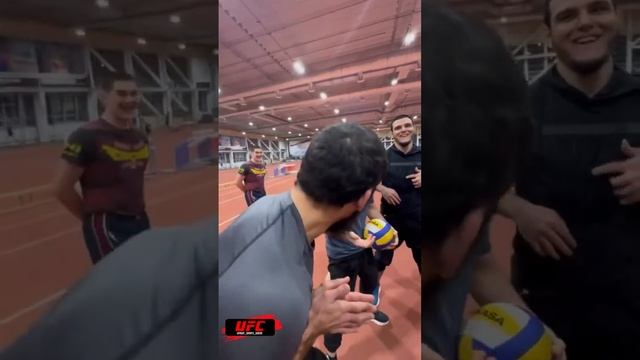 Тренировки Ислама Махачева — это не только сила, но и ?