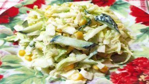 Салат из молодой капусты с яйцами и кукурузой