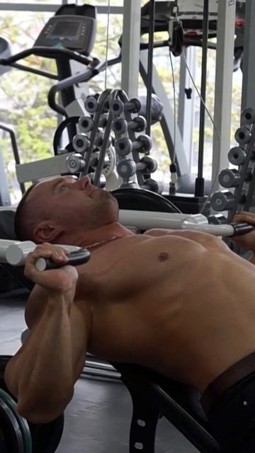 #жим в тренажере на верхние грудные мышцы смотреть онлайн