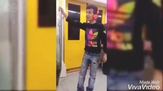 Пацан красиво танцует в Метро как сумасшедший смотреть онлайн