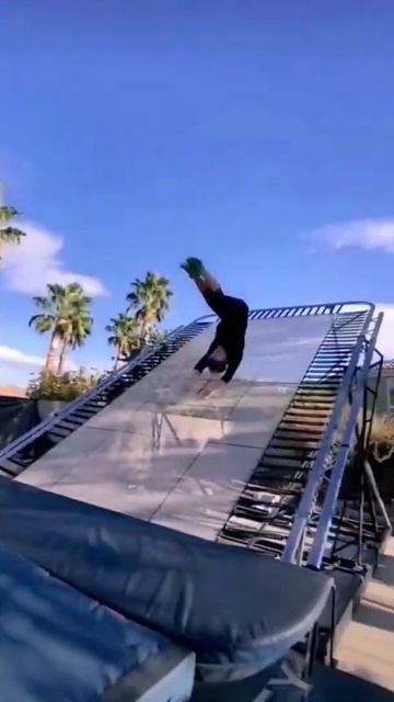 Прыжки на батуте. Крутые сальто. #сальто #батут #гимнас? смотреть онлайн