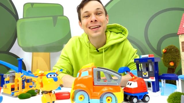 Грузовичок Лева и машинки убирают мусор на дороге! Вид смотреть онлайн