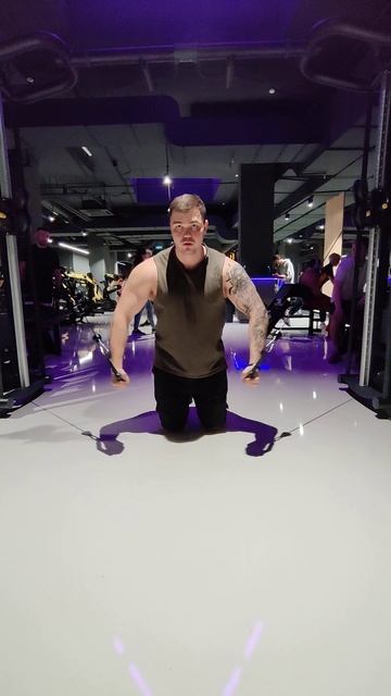 Сведение рук в кроссовере стоя на коленях смотреть онлайн