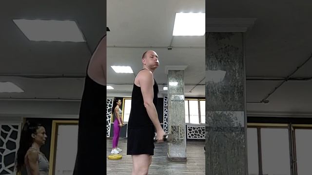 Сгибание рук на бицепс. Сгибания рук с гантелями – упр смотреть онлайн