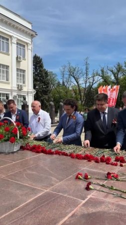 Возложение цветов к памятнику «Ради жизни на земле»