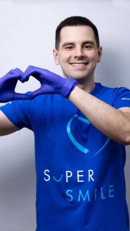Сулаев Роберт Эрнестович, хирург-имплантолог клиники Super Smile