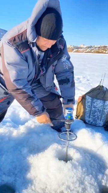 2 метра льда за один заход — Зверь бурит как надо! #рыба