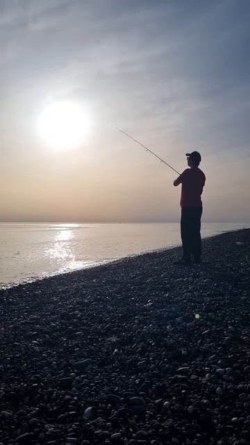 РЫБАЛКА НА ЗАКАТЕ ☀️. #рыбалка #fishing #абхазия смотреть онлайн