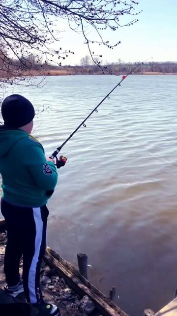 Мой братец первый раз ловит на пружину. Его первый кар? смотреть онлайн