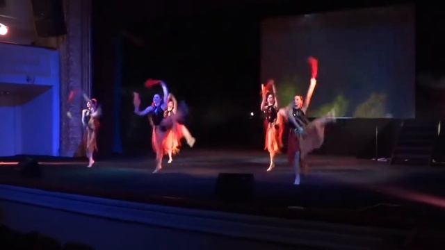 Модниц развлекали танцевальные коллективы смотреть онлайн