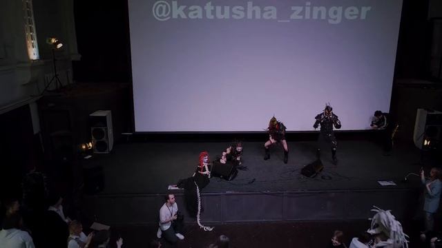 STREET FASHION SHOW 2022/Показ-перформанс от дизайнера Кати Зингер. Коллекция «Безумие»