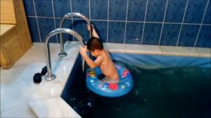 Плаваем в бассейне!Купание в бассейне!