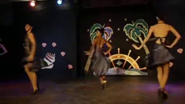 Джоанни Агилера в составе шоу-балета Карибский дух