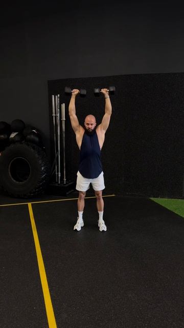 Жим гантелей над головой стоя #техникаупражнения #тре? смотреть онлайн