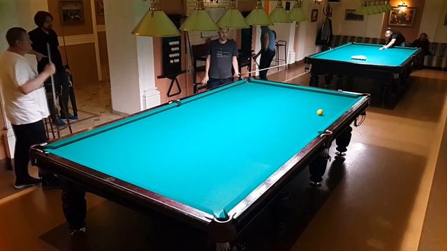 Доброволец незаказанным оборотным шаром упал в центральную лузу смотреть онлайн