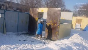 Пейнтбол игра зимой дети вместе с взрослыми