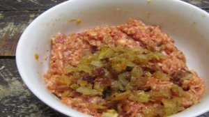 Бургер с луковым соусом и голубым сыром