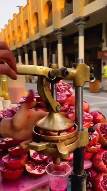 Ирак. Так на улицах Багдада делают гранатовый сок. смотреть онлайн
