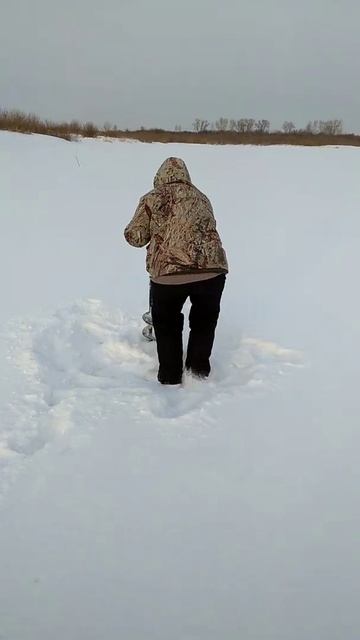 Зимняя рыбалка 2022. Жена ПЕРВЫЙ РАЗ БУРИТ лунку. смотреть онлайн