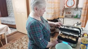 "Жизнь на пенсии".. Обед готовила на электрогриле.