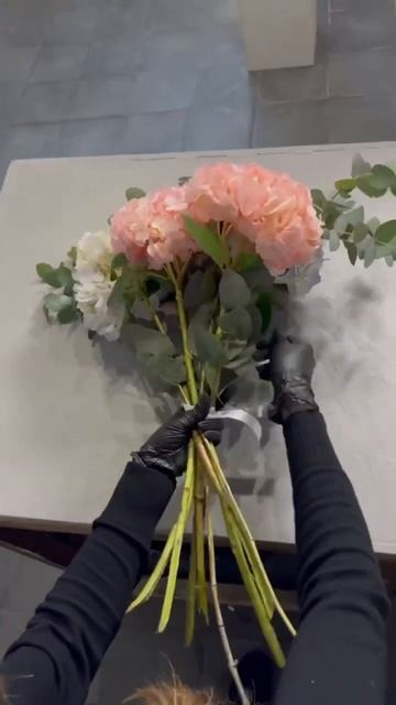 Воздушный букет из гортензий 🕊️ #цветыекб #flowers #цвет? смотреть онлайн