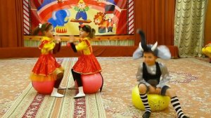 Танец на фитболах