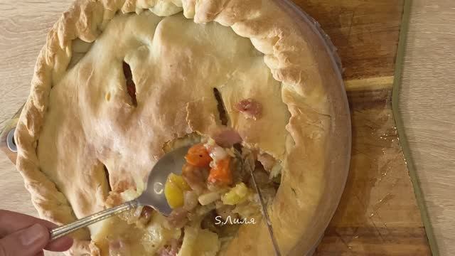 Пирог с мясом, овощами, беконом и темным пивом.